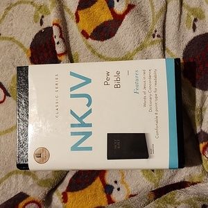 Classic Series NKJV Pew Bible